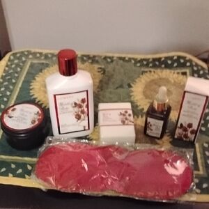 Lowery World Of Rose Bath Collection New Never Used Price Firm